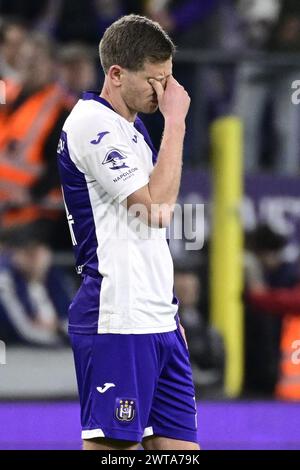 Bruxelles, Belgique. 16 mars 2024. Jan Vertonghen d'Anderlecht semble déçu après avoir perdu un match de football entre le RSC Anderlecht et le KV Kortrijk, samedi 16 mars 2024 à Bruxelles, lors du dernier jour (30/30) de la première division 'Jupiler Pro League' 2023-2024 du championnat belge. BELGA PHOTO LAURIE DIEFFEMBACQ crédit : Belga News Agency/Alamy Live News Banque D'Images