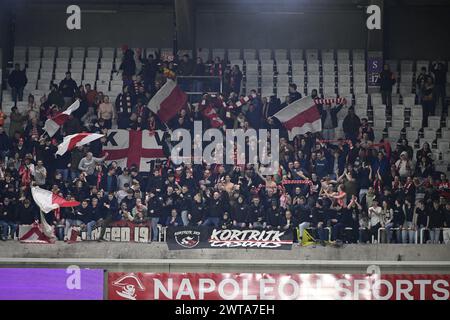 Bruxelles, Belgique. 16 mars 2024. Les supporters de Kortrijk photographiés lors d'un match de football entre le RSC Anderlecht et le KV Kortrijk, samedi 16 mars 2024 à Bruxelles, le dernier jour (30/30) de la première division 'Jupiler Pro League' 2023-2024 du championnat belge. BELGA PHOTO LAURIE DIEFFEMBACQ crédit : Belga News Agency/Alamy Live News Banque D'Images
