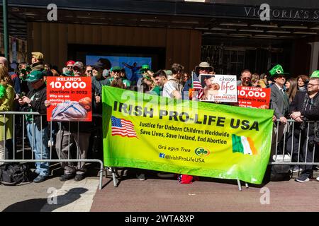 New York, NY, États-Unis. 16 mars 2024. Les contingents irlando-américains ont donné le coup d'envoi de New York Défilé de la fête de Patrick au son de nombreux orchestres de pipe, et acclamé par des foules de spectateurs, beaucoup en vert. Irlandais Pro-Life USA manifestants anti-avortement. Crédit : Ed Lefkowicz/Alamy Live News Banque D'Images