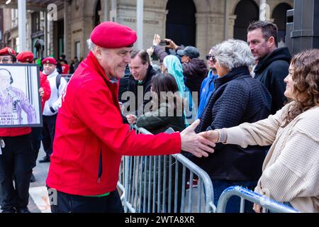 New York, NY, États-Unis. 16 mars 2024. Les contingents irlando-américains ont donné le coup d'envoi de New York Défilé de la fête de Patrick au son de nombreux orchestres de pipe, et acclamé par des foules de spectateurs, beaucoup en vert. Les partisans sino-américains de Trump de l'autre côté de la Cinquième Avenue de la Trump Tower. des bandes, et encouragés par des foules de spectateurs, beaucoup en vert. Le fondateur des Guardian Angels et parfois candidat maoral Curtis Sliwa se réjouit des attedees. Crédit : Ed Lefkowicz/Alamy Live News Banque D'Images