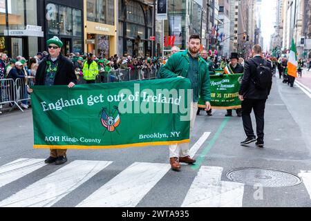 New York, NY, États-Unis. 16 mars 2024. Les contingents irlando-américains ont donné le coup d'envoi de New York Défilé de la fête de Patrick au son de nombreux orchestres de pipe, et acclamé par des foules de spectateurs, beaucoup en vert. L'ancien ordre des Hiberniens du comté de Kings porte une bannière indiquant « Angleterre hors d'Irlande ». Crédit : Ed Lefkowicz/Alamy Live News Banque D'Images