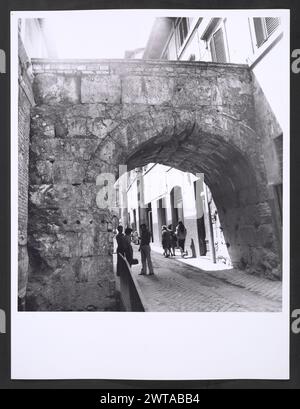 Ombrie Pérouse Spoleto S. Ansano. Hutzel, Max 1960-1990 vues extérieures : façade néoclassique (XVIIe siècle) avec chapiteaux corinthiens grecs ; sculpture en haut-relief de la Vierge et de l'enfant avec des saints au-dessus du portail ; cloître (XVe siècle). Vues de l'intérieur néoclassique : plafond voûté en tonneau, chapiteaux composites romains du retable principal, peintures d'autel. Vues de la crypte S. Isacco (VIIIe siècle) : colonnes romaines et chapiteaux romans primitifs ; fresques (XIe-XIIe siècles) de la vie du Christ, des martyrs, des moines et des saints, y compris S. Isacco et selon Martial. Antiquités : à gauche de S. Banque D'Images