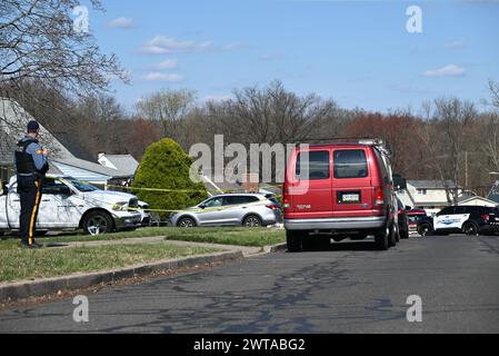 Trenton, États-Unis. 16 mars 2024. La police garde la scène de crime sur Viewpoint Lane où la belle-mère du suspect Andre Gordon, 52 ans, Karen Gordon et sa sœur Kera Gordon, 13 ans, ont toutes deux été tuées. Un suspect a tué plusieurs personnes dans une situation de fusillade active à Levittown, en Pennsylvanie, dans le canton de Falls, et est barricadé à l'intérieur d'une résidence à Trenton. Le tireur, responsable de plusieurs morts à Levittown, en Pennsylvanie, samedi, est dans une impasse avec la police alors qu'il détient des otages à Trenton, New Jersey. Crédit : SOPA images Limited/Alamy Live News Banque D'Images