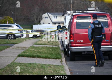 Trenton, États-Unis. 16 mars 2024. La police garde la scène de crime sur Viewpoint Lane où la belle-mère du suspect Andre Gordon, 52 ans, Karen Gordon et sa sœur Kera Gordon, 13 ans, ont toutes deux été tuées. Un suspect a tué plusieurs personnes dans une situation de fusillade active à Levittown, en Pennsylvanie, dans le canton de Falls, et est barricadé à l'intérieur d'une résidence à Trenton. Le tireur, responsable de plusieurs morts à Levittown, en Pennsylvanie, samedi, est dans une impasse avec la police alors qu'il détient des otages à Trenton, New Jersey. Crédit : SOPA images Limited/Alamy Live News Banque D'Images