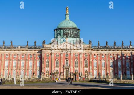 Vue de face du Nouveau Palais, Potsdam. Frédéric le Grand ne planifia pas le Neues Palais comme résidence royale, mais comme palais pour les invités de sa cour. Le Kaiser Guillaume II a fait du Neues Palais sa résidence principale de 1888 à 1918, Potsdam, Brandebourg, Allemagne Banque D'Images