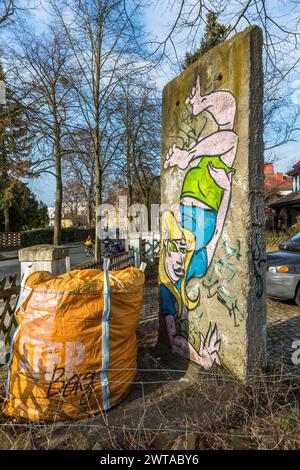 Un morceau du mur de Berlin dans un jardin de devant à Potsdam, Brandebourg, Brandebourg, Allemagne Banque D'Images