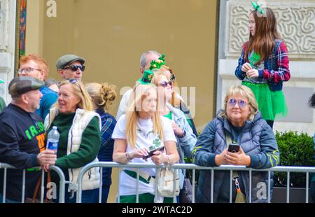 New York, États-Unis. 16 mars 2024. Des milliers de personnes participent au spécial annuel Patrick's Day Parade le long de la Cinquième Avenue à New York. (Photo de Ryan Rahman/Pacific Press) crédit : Pacific Press Media production Corp./Alamy Live News Banque D'Images