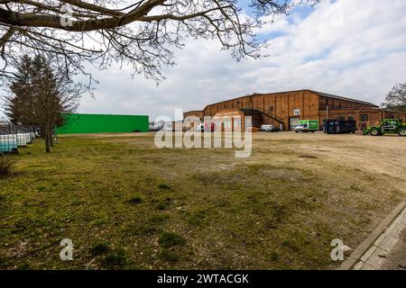 Studio Babelsberg site, ici Hall 19 d'un total de 21 studios de cinéma. Avec une superficie totale de 7 100 m² (145 mètres de long, 49 mètres de large, 10 mètres de haut), Studio 20 'Rainbow Stage' est le plus grand studio du Studio Babelsberg. Les films OPERATION Walküre, Un REMÈDE POUR LE BIEN-ÊTRE, MONUMENTS HOMMES, 3 ANGES POUR CHARLIE et MATRIX 4, entre autres, ont été tournés en studio. Les anciens bâtiments industriels servent de sites de production au Studio Babelsberg. Y compris le plus grand écran vert extérieur du monde. Potsdam, Brandebourg, Brandebourg, Allemagne. Le slogan du GDR Times se trouve toujours au-dessus de la zone d'entrée : ' Banque D'Images