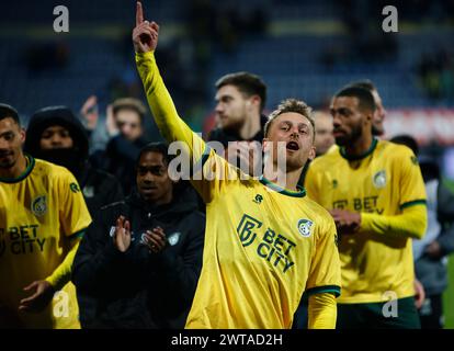 SITTARD, PAYS-BAS - 16 MARS : Kaj Sierhuis de Fortuna Sittard remercie les supporters de Fortuna Sittard lors du match Fortuna Sittard entre Pec Zwolle au Fortuna Sittard Stadion le 16 mars 2024 à Sittard, pays-Bas. (Photo de Orange Pictures) crédit : Orange pics BV/Alamy Live News Banque D'Images