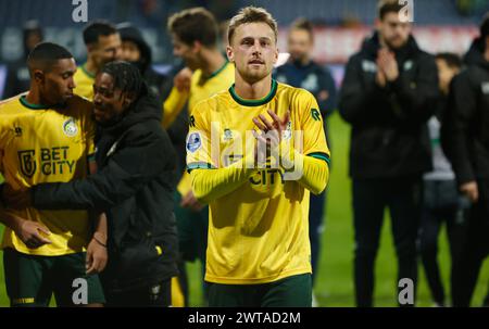 SITTARD, PAYS-BAS - 16 MARS : Kaj Sierhuis de Fortuna Sittard remercie les supporters de Fortuna Sittard lors du match Fortuna Sittard entre Pec Zwolle au Fortuna Sittard Stadion le 16 mars 2024 à Sittard, pays-Bas. (Photo de Orange Pictures) crédit : Orange pics BV/Alamy Live News Banque D'Images