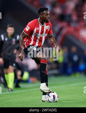 Inaki Williams de l'Athletic Club avec le ballon lors du match LaLiga EA Sports entre Athletic Club et Deportivo Alaves au San Mames Stadium le 16 mars 2024, à Bilbao, en Espagne. Crédit : Cesar Ortiz Gonzalez/Alamy Live News Banque D'Images