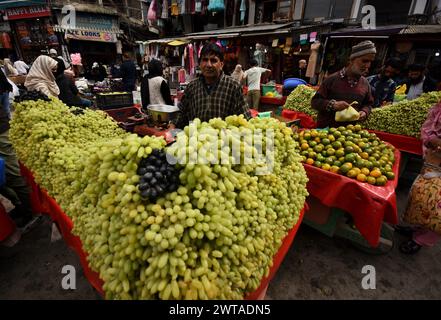 Srinagar, Jammu-et-Cachemire, Inde. 16 mars 2024. Les gens achètent des fruits dans un marché pendant la journée du Ramadan à Srinagar, au Cachemire, en Inde, le 16 mars 2024. (Crédit image : © Mubashir Hassan/Pacific Press via ZUMA Press Wire) USAGE ÉDITORIAL SEULEMENT! Non destiné à UN USAGE commercial ! Banque D'Images