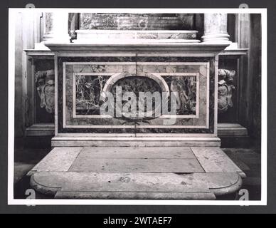 Lazio Rieti Magliano Sabina Cathédrale 6. Hutzel, Max 1960-1990 vues extérieures de la façade (XVIIIe siècle) et des portails (XVe siècle). Vues de l'intérieur restauré : fresques en abside du couronnement de la Vierge, Annonciation et la naissance et la mort du fils d'Uliano, noble de Magliano ; fresques décoratives au plafond ; retables et autels en marbre. Trésor : chasuble de brocart d'argent et d'or décoré de saints (XVIIIe siècle), portraits d'évêques (XVe-XVIIe siècle). Photographe et érudit d'origine allemande Max Hutzel (1911-1988) photographié en Italie du début des années 1960 jusqu'à sa mort. La Re Banque D'Images