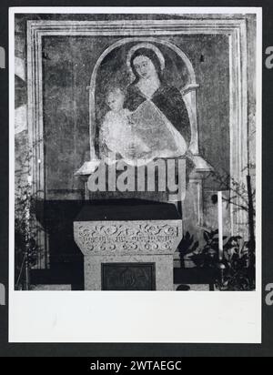 Lazio Viterbo Montefiascone S. Flaviano8. Hutzel, Max 1960-1990 vues extérieures de l'église romane du XIIIe siècle construite sur une structure plus ancienne : les trois arches gothiques de la façade sont surmontées d'une loggia (c. 1500), et d'un petit clocher à gauche. Les vues générales de l'intérieur de deux étages montrent les trois nefs, l'autel principal, les fresques et une structure architecturale - voûte et colonnes - qui datent de différentes périodes. La collection de base médiévale comprend des détails de chapiteaux (XIe siècle), la pierre tombale de Giovanni Fugger (Defuk ou Johannes de Fuk) et la fresque du XIVe siècle Banque D'Images