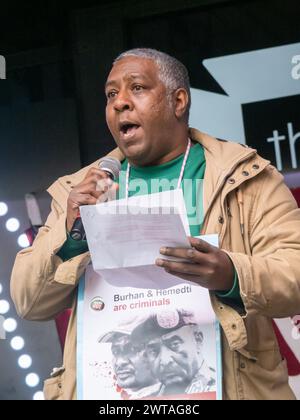 Londres, Royaume-Uni. 16 mars 2024. Khalid Sidahmed, réseau de solidarité moyen-Orient et Afrique du Nord..les orateurs lors du rassemblement de la Journée anti-racisme des Nations Unies au Ministère de l'intérieur ont appelé tout le monde à s'unir pour s'opposer à la rhétorique anti-immigrés, antisémites, racistes et xénophobes et aux politiques du gouvernement contre les migrants, les musulmans et les partisans des droits palestiniens. Ils ont été consternés par les tentatives de Gove, Sunak et Braverman de réprimer la protestation et la liberté d'expression et ont appelé le Parti travailliste à montrer son soutien et à réintégrer immédiatement Diane Abbott. Peter Marshall/Alamy Live News Banque D'Images