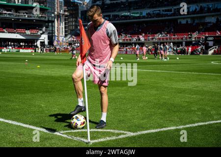 Washington, États-Unis. 16 mars 2024. Le milieu de terrain de Miami Julian Gressel (20 ans) se prépare à prendre un corner lors des échauffements avant un match de DC United vs Inter Miami CF en Major League Soccer (MLS), à Audi Field, à Washington, DC, samedi, 16 mars 2024. L'attaquant argentin Lionel Messi n'a pas pris part au match pour Miami, qui s'est terminé par une victoire de 1-3 à Miami, après avoir quitté le match précédent tôt avec une blessure aux ischio-jambiers. Crédit : Sipa USA/Alamy Live News Banque D'Images