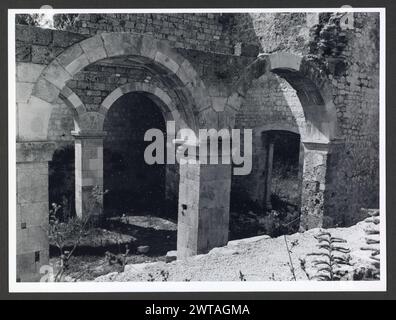 Abruzzes L'Aquila Bussi sul Tirino S. Maria di Cartignano2. Hutzel, Max 1960-1990 médiéval : architecture et sculpture architecturale (XIe-XIIe siècles), en grande partie en ruines. La façade a une simple rosace et campanile placé au centre avec une ouverture voûtée légèrement pointue. L'arcade intérieure de la nef reste partiellement intacte. Quelques fragments d'inscriptions sculptées subsistent également. Photographe et érudit d'origine allemande Max Hutzel (1911-1988) photographié en Italie du début des années 1960 jusqu'à sa mort. Le résultat de ce projet, désigné par Hutzel comme Foto Arte Minore, est une documentation approfondie de l'art. Banque D'Images