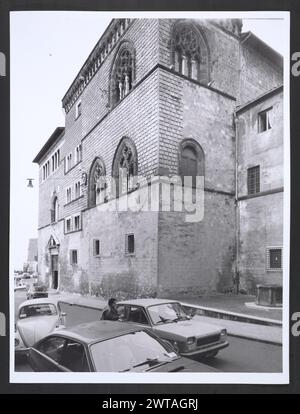 Lazio Viterbo Tarquinia Palazzo Vitelleschi. Hutzel, Max 1960-1990 vues extérieures du palais et du musée ainsi que vues sur la cour intérieure et les voûtes intérieures. 15ème cent. architecture gothique (1436-39, 1460-90). A l'intérieur du palazzo se trouve la Cappella gentilizia, 15ème siècle, et l'antecappella, avec des fresques de l'histoire de Lucrezia alternant avec les vertus cardinales. Antiquités : phénicien : faïence. Étrusque : sarcophages ; poterie ; instruments en bronze (armes, vaisseaux, miroirs, candélabre). Bijoux en or. Masques en terre cuite, statuettes et objets votifs. Romain : statues en marbre, ves en bronze Banque D'Images