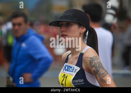 Laredo, Espagne. 16 mars 2024. Laredo, Espagne, 16 mars 2024 : L'athlète espagnole Laura Rodríguez (21 ans) avant la course des 10 kilomètres de Laredo, le 16 mars 2024, à Laredo, Espagne. (Photo d'Alberto Brevers/Pacific Press) crédit : Pacific Press Media production Corp./Alamy Live News Banque D'Images