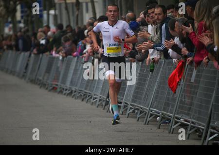 Laredo, Espagne. 16 mars 2024. Laredo, Espagne, 16 mars 2024 : L'athlète belge Arnaud Dely (11 ans) lors des 10 kilomètres de Laredo, le 16 mars 2024, à Laredo, Espagne. (Photo d'Alberto Brevers/Pacific Press) crédit : Pacific Press Media production Corp./Alamy Live News Banque D'Images