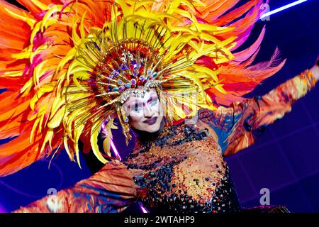 Espagne. 15 mars 2024. Le spectacle Drag Queens Carnival de Los Cristianos réunit le meilleur de l'île des canaries pendant le spectacle. (Photo de Mercedes Menendez/Pacific Press) crédit : Pacific Press Media production Corp./Alamy Live News Banque D'Images