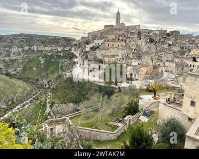 Matera, Italie. Vue sur l'ancienne Sassi di Matera, avec le ravin sur le côté gauche. Banque D'Images