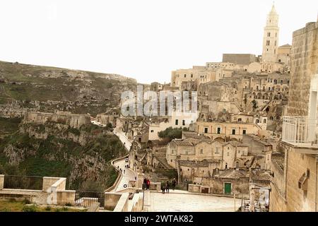 Matera, Italie. Vue sur l'ancienne Sassi di Matera, avec le ravin sur le côté gauche. Banque D'Images