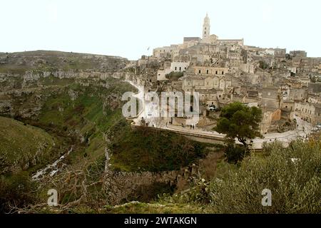 Matera, Italie. Vue sur l'ancienne Sassi di Matera, avec le ravin sur le côté gauche. Banque D'Images