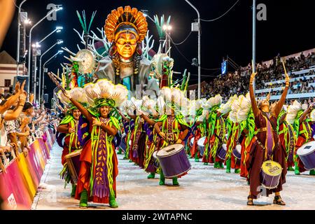 Un groupe de batteurs et de carnaval flottent dans le Corsodromo au Carnaval del Pais annuel, Gualeguaychu, province d'entre Rios, Argentine. Banque D'Images