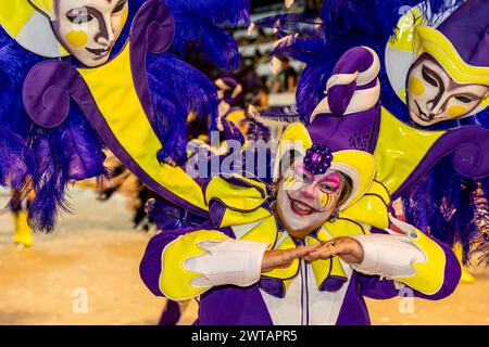 Les personnes en costume prennent part à Une procession dans le Corsodromo au Carnaval del Pais annuel, Gualeguaychu, province d'entre Rios, Argentine. Banque D'Images