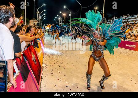 Une belle jeune femme Argentine dansant dans le Corsodromo pendant le Carnaval del Pais annuel, Gualeguaychu, province d'entre Rios, Argentine. Banque D'Images