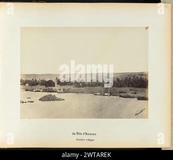 Assouan. Wilhelm Hammerschmidt, photographe (allemand, né en Prusse, mort en 1869) années 1860 la ville d'Assouan vue de l'autre côté de la rive du Nil. Les navires flottent, amarrés sur la rivière. Derrière une ligne de palmiers bas bâtiments d'Assouan sont visibles. (Recto) en haut à droite, au crayon : '72' ; (verso) en bas à gauche, au crayon : 'a 32 84 (jambon)'; Banque D'Images