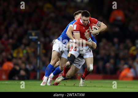 Cardiff, Royaume-Uni. 16 mars 2024. Josh Adams du pays de Galles est attaqué. Match du championnat Guinness six Nations 2024, pays de Galles - Italie au Principality Stadium de Cardiff le samedi 16 mars 2024. photo par Andrew Orchard/Andrew Orchard photographie sportive/ Alamy Live News crédit : Andrew Orchard photographie sportive/Alamy Live News Banque D'Images