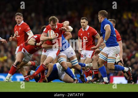 Cardiff, Royaume-Uni. 16 mars 2024. Nick Tompkins, du pays de Galles, tente de se détacher. Match du championnat Guinness six Nations 2024, pays de Galles - Italie au Principality Stadium de Cardiff le samedi 16 mars 2024. photo par Andrew Orchard/Andrew Orchard photographie sportive/ Alamy Live News crédit : Andrew Orchard photographie sportive/Alamy Live News Banque D'Images