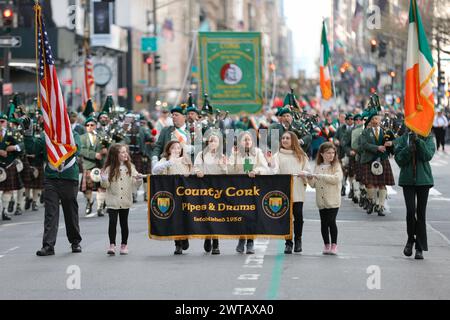 Fifth Avenue, New York, États-Unis, 16 mars 2024 - des milliers de personnes ont défilé aujourd'hui sur la parade St Patrick de 2024 à New York. Photo : Luiz Rampelotto/EuropaNewswire à usage éditorial exclusif. Non destiné à UN USAGE commercial ! Crédit : dpa Picture alliance/Alamy Live News Banque D'Images