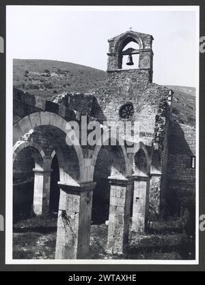 Abruzzes L'Aquila Bussi sul Tirino S. Maria di Cartignano1. Hutzel, Max 1960-1990 médiéval : architecture et sculpture architecturale (XIe-XIIe siècles), en grande partie en ruines. La façade a une simple rosace et campanile placé au centre avec une ouverture voûtée légèrement pointue. L'arcade intérieure de la nef reste partiellement intacte. Quelques fragments d'inscriptions sculptées subsistent également. Photographe et érudit d'origine allemande Max Hutzel (1911-1988) photographié en Italie du début des années 1960 jusqu'à sa mort. Le résultat de ce projet, désigné par Hutzel comme Foto Arte Minore, est une documentation approfondie de l'art. Banque D'Images