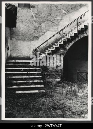 Ombrie Pérouse Terni Palazzo dei Mazzancolli. Hutzel, Max 1960-1990 médiéval : architecture en pierre habillée (XIVe siècle), restaurée en 1878 et 1927 ; ferronnerie architecturale ; double loggia avec escalier intact ; divers. fragments en marbre. Post-médiéval : fresque (XIXe ou XXe siècle) Antiquités : divers fragments romains le photographe et érudit d'origine allemande Max Hutzel (1911-1988) photographié en Italie du début des années 1960 jusqu'à sa mort. Le résultat de ce projet, désigné par Hutzel comme Foto Arte Minore, est une documentation approfondie du développement historique de l'art en Italie jusqu'au XVIIIe siècle, Banque D'Images