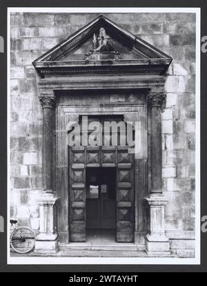 Abruzzes Aquila Sulmona vues générales. Hutzel, Max 1960-1990 vues de la Piazza Garibaldi, qui comprennent des vues de diverses façades d'église, telles que S. Maria del Carmine, S. Chiara et S. Filippo. Vues extérieures de la Biblioteca Comunale, Palazzo Migliorati, S. Francesco della Scarpa, S. Caterina, Piazza XX Settembre et la Fontana del Vecchio. Une vue de l'aqueduc se trouve dans la collection de base médiévale. Photographe et érudit d'origine allemande Max Hutzel (1911-1988) photographié en Italie du début des années 1960 jusqu'à sa mort. Le résultat de ce projet, désigné par Hutzel comme Foto Art Banque D'Images