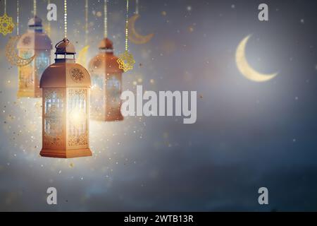 Salut Ramadan Kareem. Lanterne islamique près de la mosquée avec ciel nocturne avec croissant de lune et étoiles. Fin du jeûne. Carte Hari Raya. Eid al-Fitr Banque D'Images