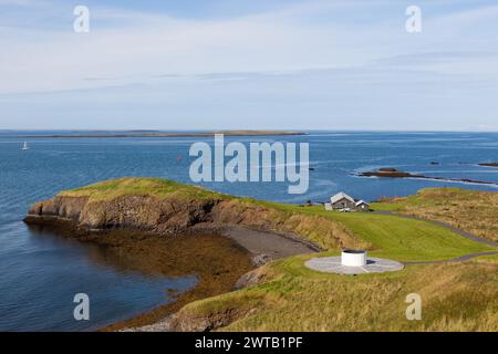 La vue de la Tour Imagine Peace depuis une colline au-dessus. Mémorial à John Lennon de Yoko Ono. Videy Island près de Reykjavik, Islande. Banque D'Images
