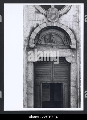 Lazio Latina Sonnino S. Michele. Hutzel, Max 1960-1990 médiéval : photographié lors de la restauration ; architecture, sculpture architecturale (11-14ème siècle) ; bougies pascal (11ème siècle) ; crucifix en bois peint (14ème siècle) objet Notes : TCI mentionne le travail du 13ème siècle de Madone et enfant au-dessus de l'autel principal ; enlevé lors de la restauration? Photographe et érudit d'origine allemande Max Hutzel (1911-1988) photographié en Italie du début des années 1960 jusqu'à sa mort. Le résultat de ce projet, désigné par Hutzel comme Foto Arte Minore, est une documentation approfondie du développement historique de l'art en Italie jusqu'à t Banque D'Images