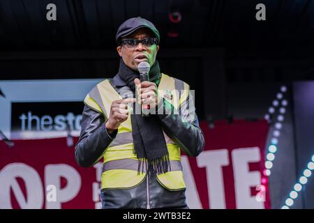 Londres, Royaume-Uni. 16 mars 2024. Brian Richardson de Stand Up to Racism Seen prononçant un discours devant les manifestants contre le racisme rassemblés devant le Home Office. Divers groupes de manifestants anti-racistes se sont rassemblés devant le ministère de l’intérieur pour la manifestation nationale Stop the Hate, ils ont défilé à travers Westminster et Whitehall jusqu’à Downing Street, tout en scandant des slogans comme « Stop the racist stop the Hate » et « les réfugiés sont les bienvenus ici ». Crédit : SOPA images Limited/Alamy Live News Banque D'Images