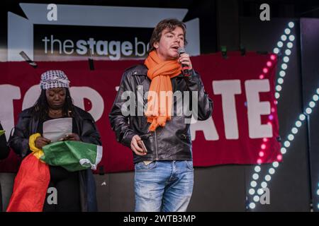 Londres, Royaume-Uni. 16 mars 2024. Louis McKechnie de Just Stop Oil a vu prononcer un discours devant les manifestants anti-racisme rassemblés devant le Home Office. Divers groupes de manifestants anti-racistes se sont rassemblés devant le ministère de l’intérieur pour la manifestation nationale Stop the Hate, ils ont défilé à travers Westminster et Whitehall jusqu’à Downing Street, tout en scandant des slogans comme « Stop the racist stop the Hate » et « les réfugiés sont les bienvenus ici ». (Photo de Daniel Lai/SOPA images/SIPA USA) crédit : SIPA USA/Alamy Live News Banque D'Images