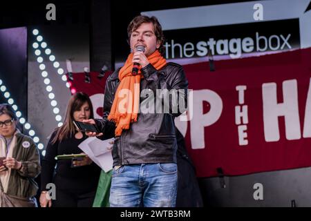 Londres, Royaume-Uni. 16 mars 2024. Louis McKechnie de Just Stop Oil a vu prononcer un discours devant les manifestants anti-racisme rassemblés devant le Home Office. Divers groupes de manifestants anti-racistes se sont rassemblés devant le ministère de l’intérieur pour la manifestation nationale Stop the Hate, ils ont défilé à travers Westminster et Whitehall jusqu’à Downing Street, tout en scandant des slogans comme « Stop the racist stop the Hate » et « les réfugiés sont les bienvenus ici ». (Photo de Daniel Lai/SOPA images/SIPA USA) crédit : SIPA USA/Alamy Live News Banque D'Images