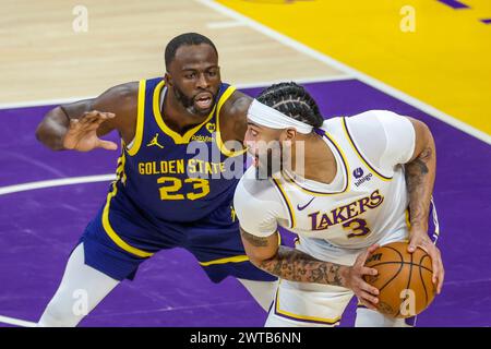 Los Angeles, Californie, États-Unis. 16 mars 2024. Anthony Davis #3 des Los Angeles Lakers est défendu par Draymond Green #23 des Golden State Warriors lors d'un match de basket NBA au Crypto.com Arena, samedi 16 mars 2024, à Los Angeles. (Crédit image : © Ringo Chiu/ZUMA Press Wire) USAGE ÉDITORIAL SEULEMENT! Non destiné à UN USAGE commercial ! Banque D'Images