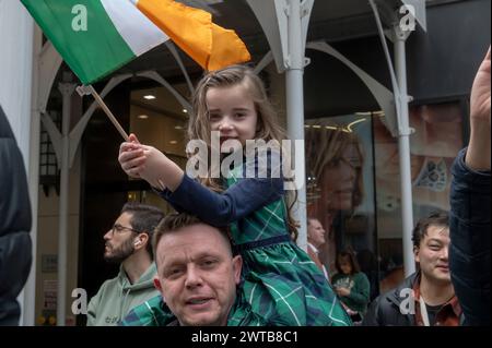 New York, États-Unis. 16 mars 2024. NEW YORK, NEW YORK - 16 MARS : les spectateurs regardent et acclament pendant les réunions Patrick's Day Parade le long de la 5e Avenue le 16 mars 2024 à New York. Crédit : Ron Adar/Alamy Live News Banque D'Images