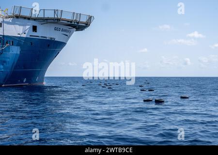 Zone SAR libyenne, Libye. 16 mars 2024. Bouées de sauvetage laissées par des personnes sauvées par Geo Barents. Le 16 mars 2024, le navire MSF Geo Barents a intercepté deux petits bateaux remplis de migrants naviguant vers l’Europe dans la zone SAR libyenne. L’ONG a organisé une opération de sauvetage qui a sauvé plus de 170 personnes, dont de nombreuses femmes et enfants. (Photo de Simone Boccaccio/SOPA images/Sipa USA) crédit : Sipa USA/Alamy Live News Banque D'Images