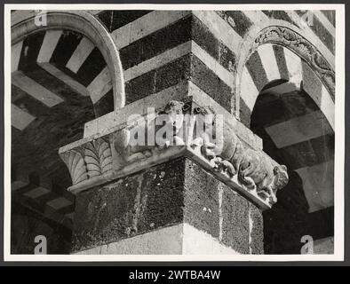 Sardaigne Sassari Sassari (environs) SS. Trinita di Saccargia (camaldolite)4. Hutzel, Max 1960-1990 les vues extérieures d'une église romane (XIIe siècle) comprennent : une façade rayée (basalte foncé et calcaire blanc) ; une tour d'influence pisane et Lucchésienne ; et des chapiteaux décorés / grotesques. Antiquités : deux colonnes et chapiteaux du portique. Notes de l'objet : Hutzel date de la campagne photo : 16 avril 1983 le photographe et chercheur d'origine allemande Max Hutzel (1911-1988) photographié en Italie du début des années 1960 jusqu'à sa mort. Le résultat de ce projet, appelé Foto Arte Minore par Hutzel, est thoro Banque D'Images
