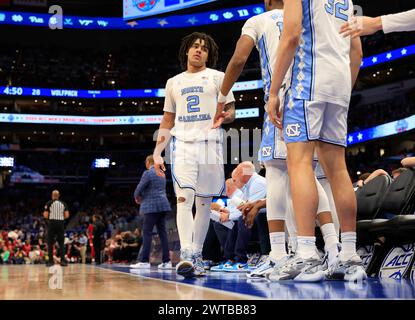 16 mars 2024 : Carolina Tarheels Guard (2) Elliot cadeau vient sur le banc lors du match de championnat du tournoi de basket-ball masculin ACC entre l'Université de Caroline du Nord Tarheels et le Wolfpack d'État de Caroline du Nord au Capital One Arena à Washington, DC Justin Cooper/CSM Banque D'Images