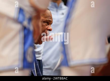 16 mars 2024 : Hubert Davis, entraîneur-chef de Carolina Tarheels, parle à son équipe lors du caucus lors du match de championnat du tournoi de basket-ball masculin ACC entre l'Université de Caroline du Nord Tarheels et le Wolfpack d'État de Caroline du Nord au Capital One Arena à Washington, DC Justin Cooper/CSM Banque D'Images